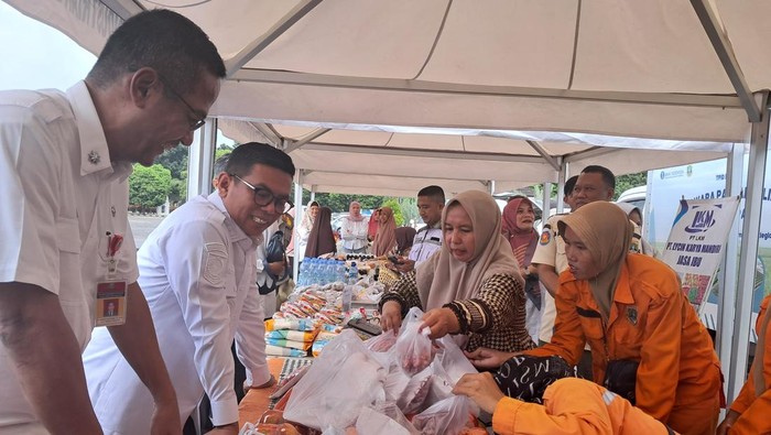 Andra Soni cek pasar murah di Serang (Arief/detikcom)
