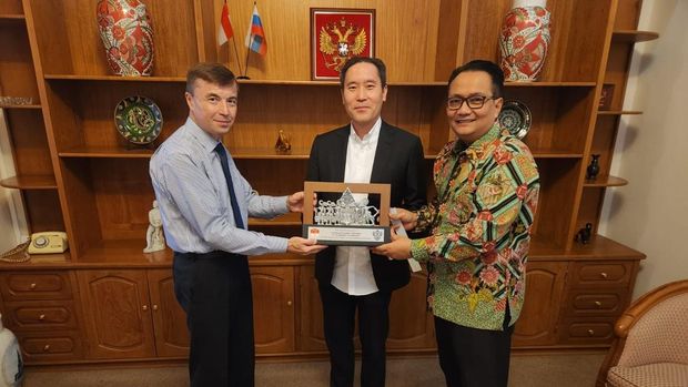 Wakil Ketua Umum PB IKASI Ronald Kumalaputra dan Sekjen Firtian Judiswandarta (batik) bersama Duta Besar Federasi Rusia untuk Republik Indonesia H.E Mr. Sergei Tolcheniv. (dok. PB IKASI)