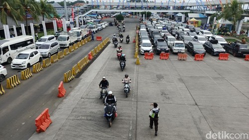 Antrean kendaraan yang didominasi sepeda motor dan mobil memadati di Pelabuhan Gilimanuk, Bali, Rabu (28/3/2025). (I Putu Adi Budiastrawan/detikBali).