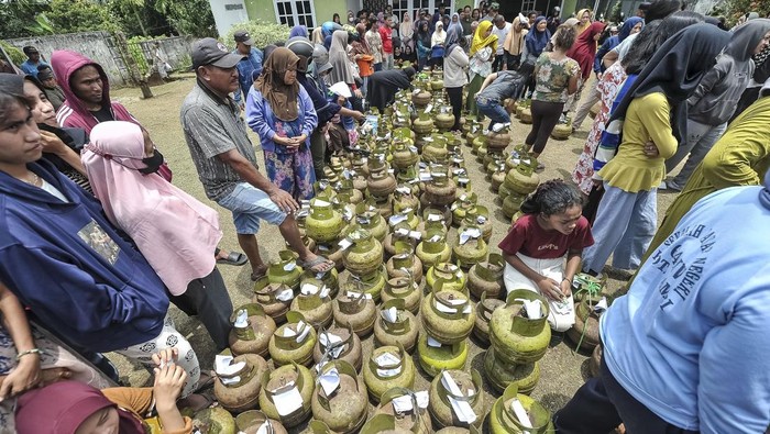 Warga mengantre untuk membeli gas elpiji 3 kilogram bersubsidi saat operasi pasar di Kenali Asam, Kota Baru, Jambi, Rabu (26/3/2025). Kegiatan yang difasilitasi Pemkot Jambi dengan menyediakan 560 tabung gas elpiji 3 kilogram dengan harga Rp17 ribu per tabung tersebut dipadati warga karena harga jual gas di tingkat pengecer atau warung setempat berkisar antara Rp40 ribu sampai Rp45 ribu per tabung. ANTARA FOTO/Wahdi Septiawan/nym.