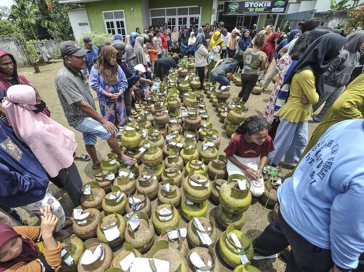 Antusias Warga Serbu Operasi Pasar Gas Elpiji di Jambi