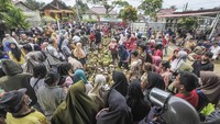 Warga mengantre untuk membeli gas elpiji 3 kilogram bersubsidi saat operasi pasar di Kenali Asam, Kota Baru, Jambi, Rabu (26/3/2025).