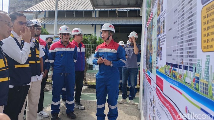 Area Head PT Perusahaan Gas Negara (PGN) Tbk Bramansetyoko menjelaskan jaringan gas alam di Sumsel kepada Sekjen KESDM