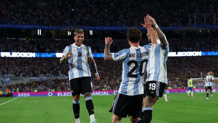 Soccer Football - World Cup - South American Qualifiers - Argentina v Brazil - Estadio Mas Monumental, Buenos Aires, Argentina - March 25, 2025 Argentinas Alexis Mac Allister celebrates scoring their third goal with Enzo Fernandez and Nicolas Otamendi REUTERS/Agustin Marcarian
