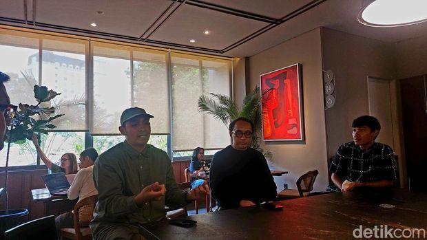 Arthur Tamnge (kiri) dan Andi Rahmat (tengah) saat menjelaskan proses kreasi ubi cilembu di Sugu Bandung.