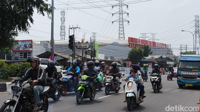 Arus lalu lintas di pantura Kota Cirebon pada H-5 Lebaran 2025.