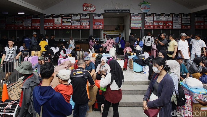 Arus mudik di Terminal Kalideres, Jl Daan Mogot, Jakarta, meningkat. Selama 21-24 Maret 2025 sebanyak 5.477 penumpang telah berangkat dari Terminal Kalideres.