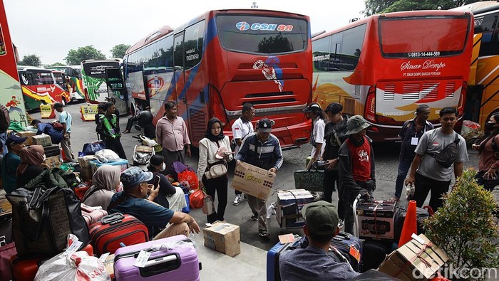 Arus mudik di Terminal Kalideres, Jl Daan Mogot, Jakarta, meningkat. Selama 21-24 Maret 2025 sebanyak 5.477 penumpang telah berangkat dari Terminal Kalideres.
