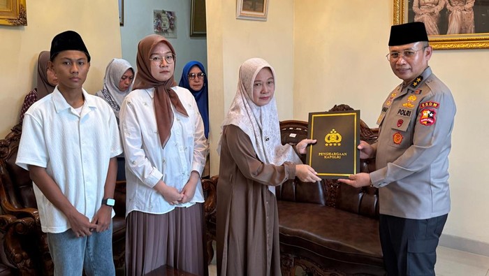 As SDM Polri Beri Penghargaan Kapolri kepada keluarga Briptu (Anumerta) Ghalib Surya Ganta