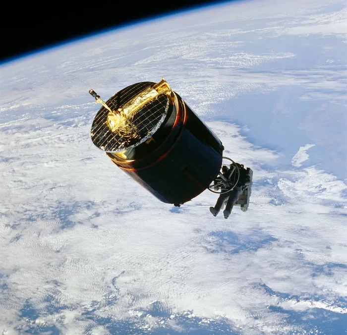 Astronaut NASA Menangkap Satelit Palapa 2