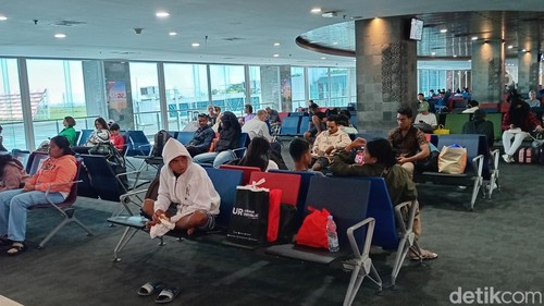 Suasana penumpang yang sedang menunggu pesawat di Bandara Ngurah Rai Jumat (21/3/2025). (Aryo Mahendro/detikBali).