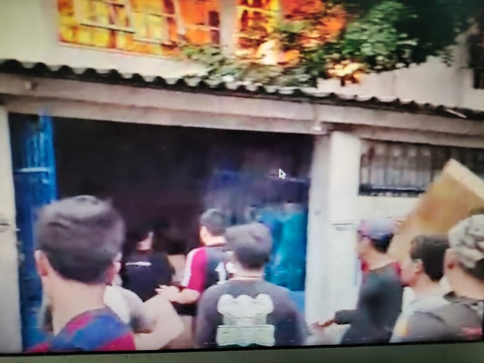 Bangunan yang terbakar di Penjaringan, Jakarta Utara ternyata gudang toko online. Warga bergotong royong mengevakuasi paket agar tak terbakar. (dok detikcom)