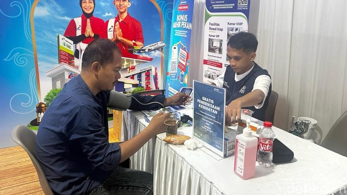 Pemudik melakukan cek kesehatan gratis di SPBU Bojo Barru, Sulawesi Selatan (Sulsel).