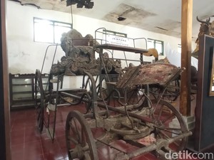 Ini Benda-benda Bersejarah Keraton Kanoman yang Terancam Atap Jebol