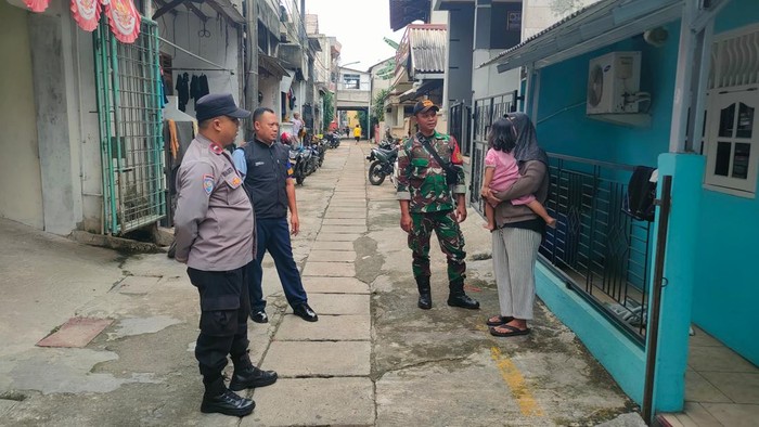 Bhabinkamtibmas di Jaktim dan unsur 3 pilar melakukan patroli dan sambang rumah warga yang ditinggal mudik Lebaran.