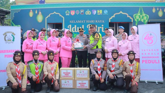 Bhayangkari dan Polres Klaten saat mengunjungi pospam di wilayah Klaten