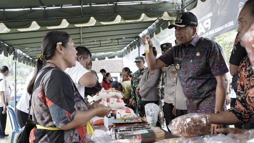 Bupati Karangasem Gusti Putu Parwata bersama Wakil Bupati Karangasem Pandu Prapanca Lagosa serta Forkopimda saat meninjau pasar murah di Desa Bukit, Rabu (26/3/2025). (Foto: Dok. Pemkab Karangasem)