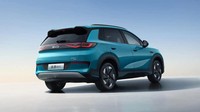 BYD Sealion 05 EV varian murah menggunakan motor listrik bertenaga 140 kW (188 hp) dengan penggerak roda belakang. Sementara baterainya LFP 50 kwh dengan jarak tempuh 430 km.Kemudian untuk varian tertinggi, motor listriknya punya tenaga 160 kW (215 hp) dengan baterai LFP 60,9 kwh yang bisa dipakai melaju sejauh 520 km! Foto: Doc. BYD