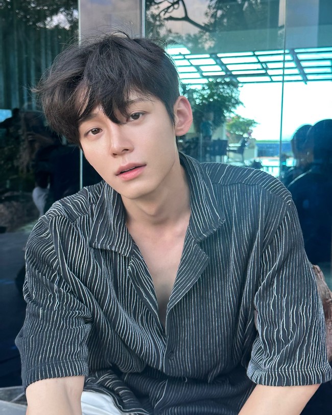 Ketampanan para artis Korea tidak perlu diragukan. Namun penampilan seorang aktor baru-baru ini mengundang perhatian karena wajahnya dianggap mirip selebgram AI.Foto: Instagram @chang._.a