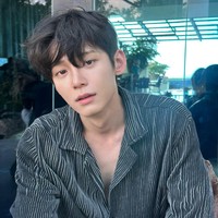 Ketampanan para artis Korea tidak perlu diragukan. Namun penampilan seorang aktor baru-baru ini mengundang perhatian karena wajahnya dianggap mirip selebgram AI.Foto: Instagram @chang._.a