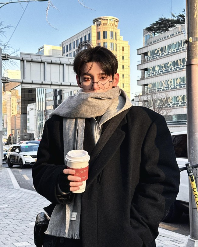 Changha sendiri lahir di Daegu pada 1996. Sebelum memulai kariernya di dunia hiburan, Changha disebut fokus di bidang teknik. Foto: Instagram @chang._.a