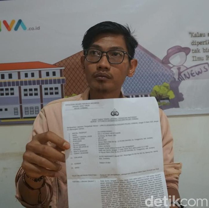 Della menunjukkan bukti laporan dari Polres Jombang
