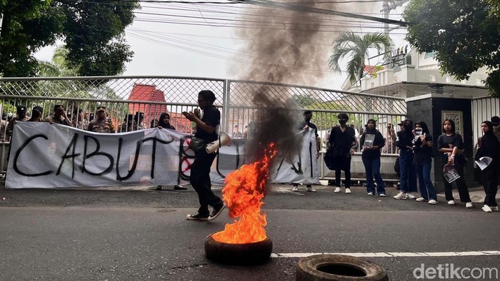 demo tolak uu tni di Banyuwangi