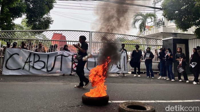demo tolak uu tni di Banyuwangi