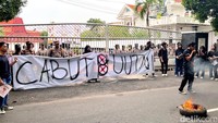 Aksi dorong tersebut tak berlangsung lama setelah salah seorang koordinator aksi mengajak seluruh peserta aksi untuk duduk dan menunggu keluar dari gedung DPRD.