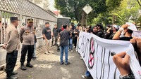 Sejumlah petugas kepolisian terlihat menjaga ketat gedung DPRD Banyuwangi.