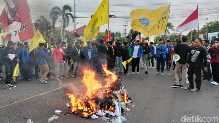 Demo tolak UU TNI di Tuban