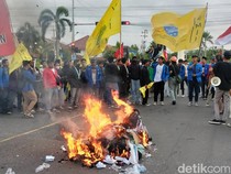 Aksi Blokir Jalur Pantura Tuban dan Bakar Pocong Warnai Demo Tolak UU TNI