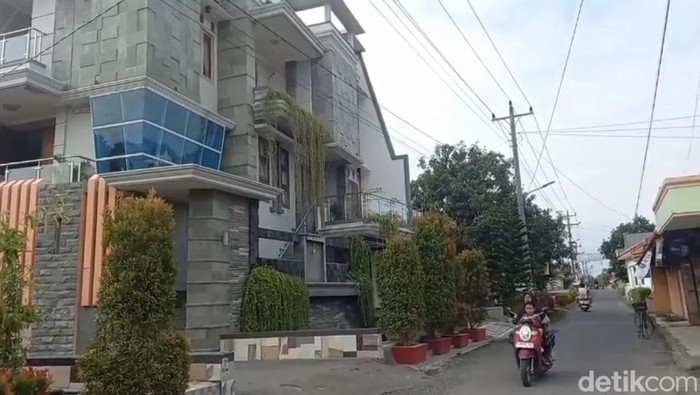 Deretan rumah mewah di Kampung Warteg Kelurahan Cabawan, Kota Tegal.
