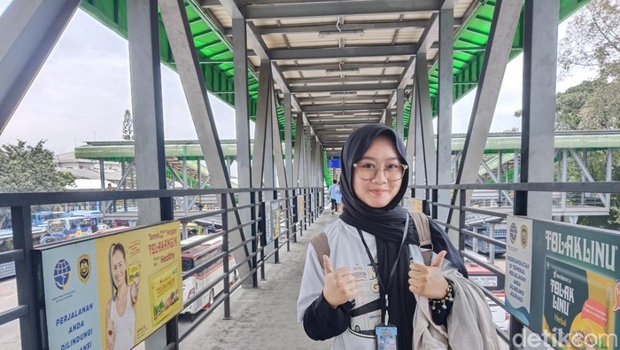 Desi, mahasiswi Bandung yang memanfaatkan program mudik gratis untuk pulang ke kampung halaman.
