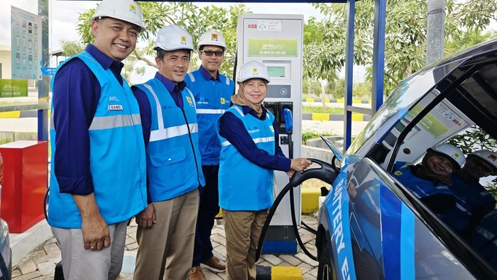 Direktur Retail dan Niaga PT PLN (Persero) Edi Srimulyanti saat melakukan pengecekan SPKLU di Rest Area Tol Trans Sumatera km 116B