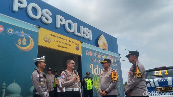 Dirlantas Polda Jateng Kombes Pol Sonny Irawan mengecek exit tol Polanharjo, Klaten, Rabu (26/3/2025).
