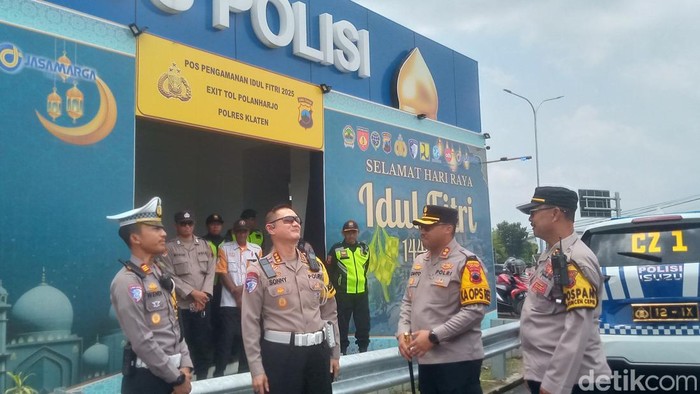 Dirlantas Polda Jateng Kombes Sonny Irawan mengecek Exit Tol Polanharjo, Klaten, Rabu (26/3/2025).