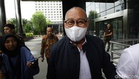 Djan Faridz yang mengenakan masker warna putih langsung meninggalkan gedung KPK.