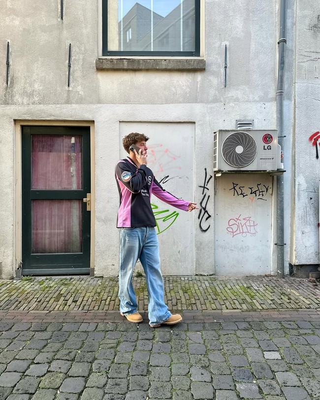 Sebagai atlet sepakbola, tentu kaus jersey tim kesayangan masuk dalam gaya andalan pria 24 tahun ini.  (Foto: Instagram/@oleromeny️️)