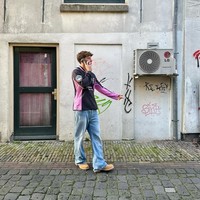 Sebagai atlet sepakbola, tentu kaus jersey tim kesayangan masuk dalam gaya andalan pria 24 tahun ini.  (Foto: Instagram/@oleromeny️️)