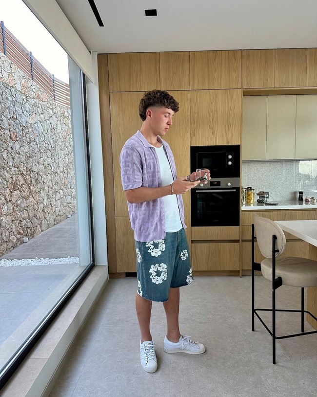 Tak melulu celana panjang, Ole yang memiliki darah Indonesia dari sang ibu, juga suka bergaya dengan celana pendek. Dipadu dengan kaus dan kemeja, serta sneakers senada, gaya Ole tetap maksimal. (Foto: Instagram/@oleromeny️️)