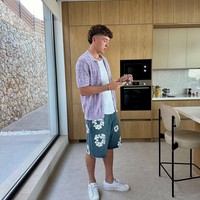 Tak melulu celana panjang, Ole yang memiliki darah Indonesia dari sang ibu, juga suka bergaya dengan celana pendek. Dipadu dengan kaus dan kemeja, serta sneakers senada, gaya Ole tetap maksimal. (Foto: Instagram/@oleromeny️️)