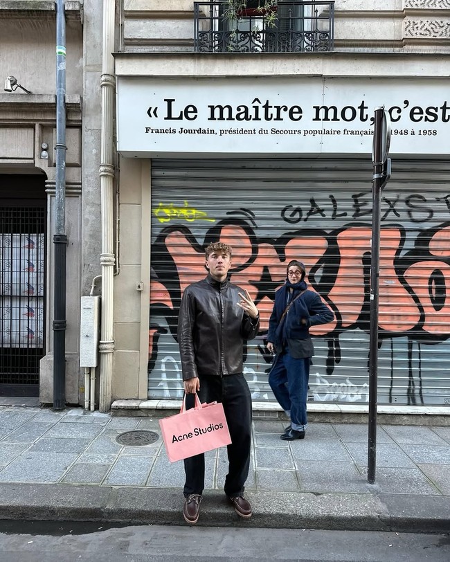 Jaket kulit membuat gaya Ole makin edgy dan terlihat lebih mature. (Foto: Instagram/@oleromeny️️)