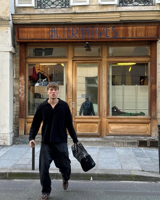 Kenyamanan menjadi prioritas pria kelahiran Belanda ini dalam berbusana. Terlihat dari siluet atasan dan bawahannya yang longgar sehingga membuatnya lebih bebas bergerak.  (Foto: Instagram/@oleromeny️️)