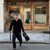 Kenyamanan menjadi prioritas pria kelahiran Belanda ini dalam berbusana. Terlihat dari siluet atasan dan bawahannya yang longgar sehingga membuatnya lebih bebas bergerak.  (Foto: Instagram/@oleromeny️️)