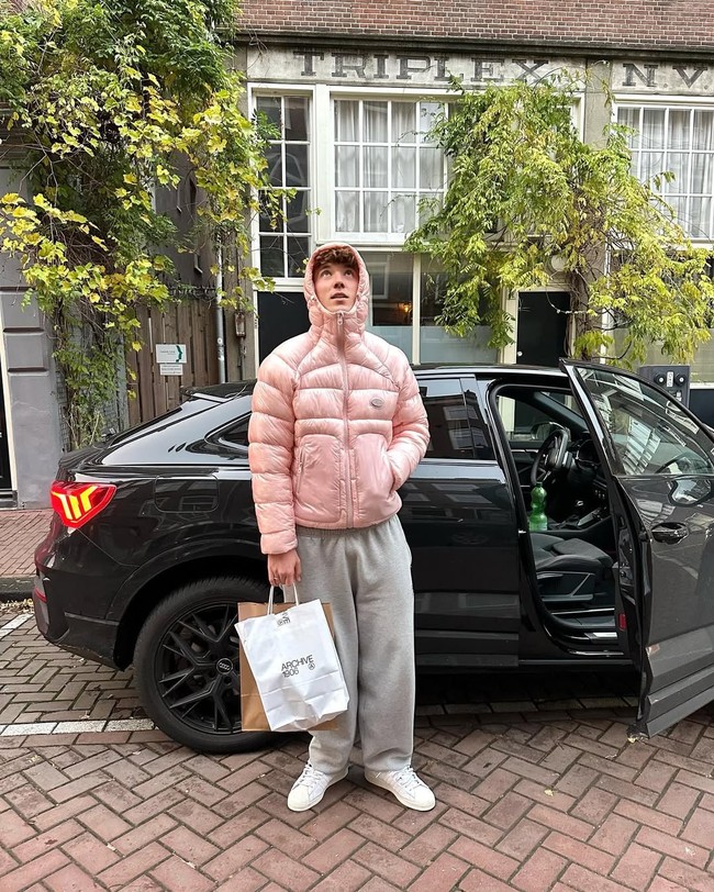 Ole juga tak takut bermain dengan warna. Di luar busana berwarna solid, fashion item berpalet lembut seperti sand pink termasuk dalam koleksinya. (Foto: Instagram/@oleromeny️️)