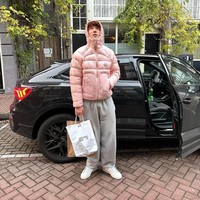 Ole juga tak takut bermain dengan warna. Di luar busana berwarna solid, fashion item berpalet lembut seperti sand pink termasuk dalam koleksinya. (Foto: Instagram/@oleromeny️️)