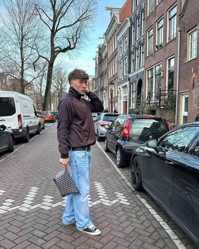 Selain aksinya di lapangan, Ole Romeny, pemain timnas Indonesia dari Belanda, sesekali mengunggah foto OOTD yang memperlihatkan selera gayanya. Penampilan street-style jadi andalan yang sesekali dipadu aksesori keluaran luxury brand seperti pouch Goyard. (Foto: Instagram/@oleromeny️️)