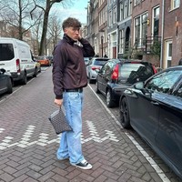 Selain aksinya di lapangan, Ole Romeny, pemain timnas Indonesia dari Belanda, sesekali mengunggah foto OOTD yang memperlihatkan selera gayanya. Penampilan street-style jadi andalan yang sesekali dipadu aksesori keluaran luxury brand seperti pouch Goyard. (Foto: Instagram/@oleromeny️️)