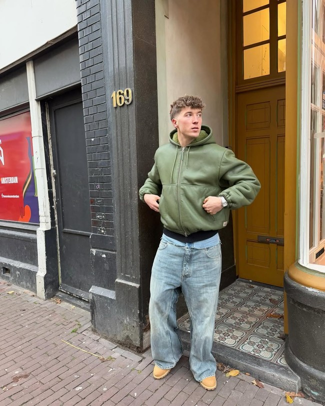 Gaya Ole terbilang sederhana. Pakaian pilihannya berwarna netral, tanpa motif mencolok. (Foto: Instagram/@oleromeny️️)